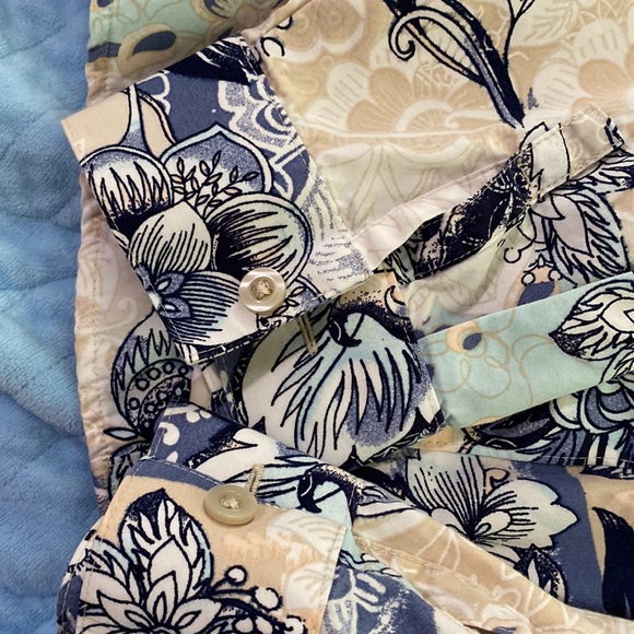 Chico’s size 1 button up - Picture 3 of 3